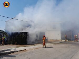 Incendio de un coche en el aparcamiento de una casa en Almàssera